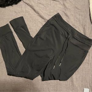 HALARA MID-RISE BLACK JOGGERS WITH POCKETS